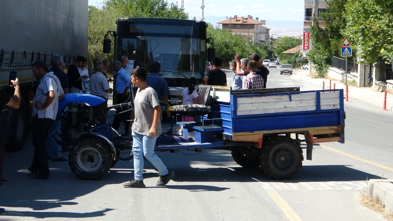 Mahalleli çapa motoru ile yol kesti