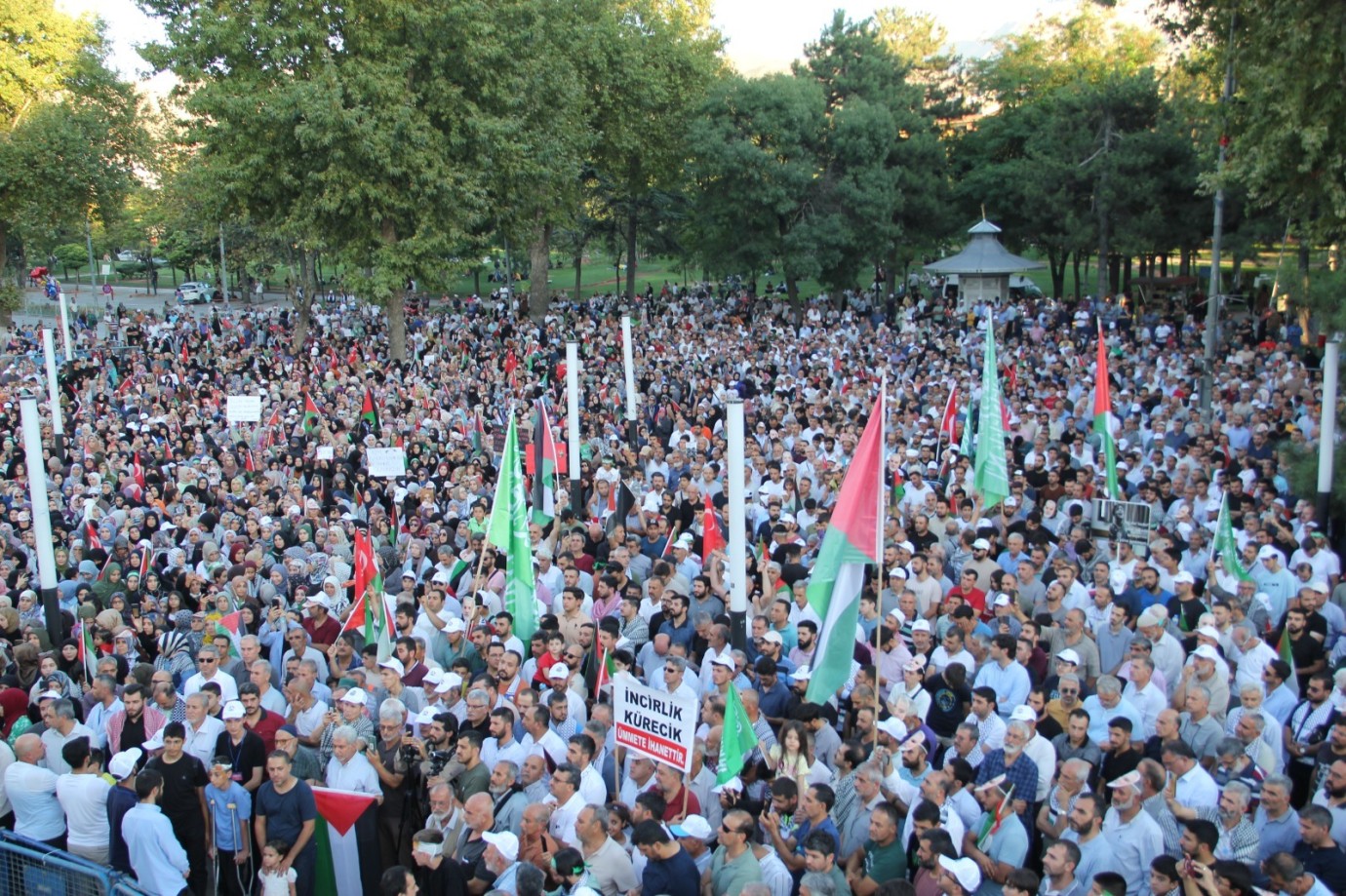 'Susmak vahşetin ortağı olmaktır'