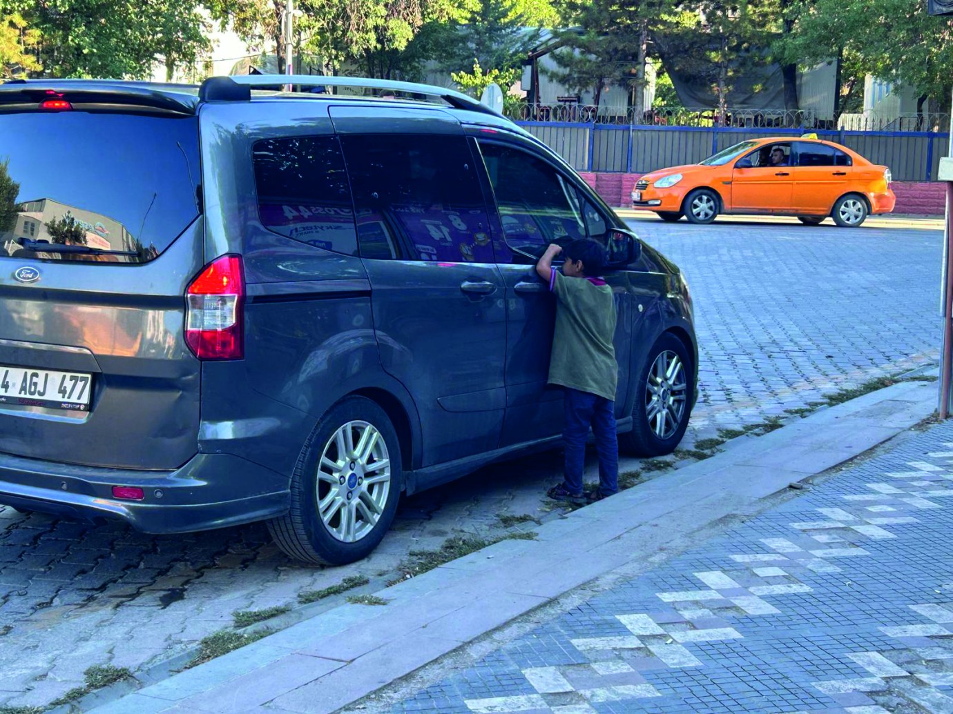 Su satan çocuklar trafiği felç ediyor