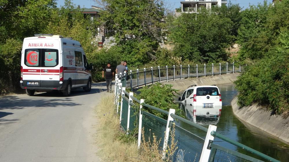 Sulama kanalına uçan araçtan burnu bile kanamadan çıktı