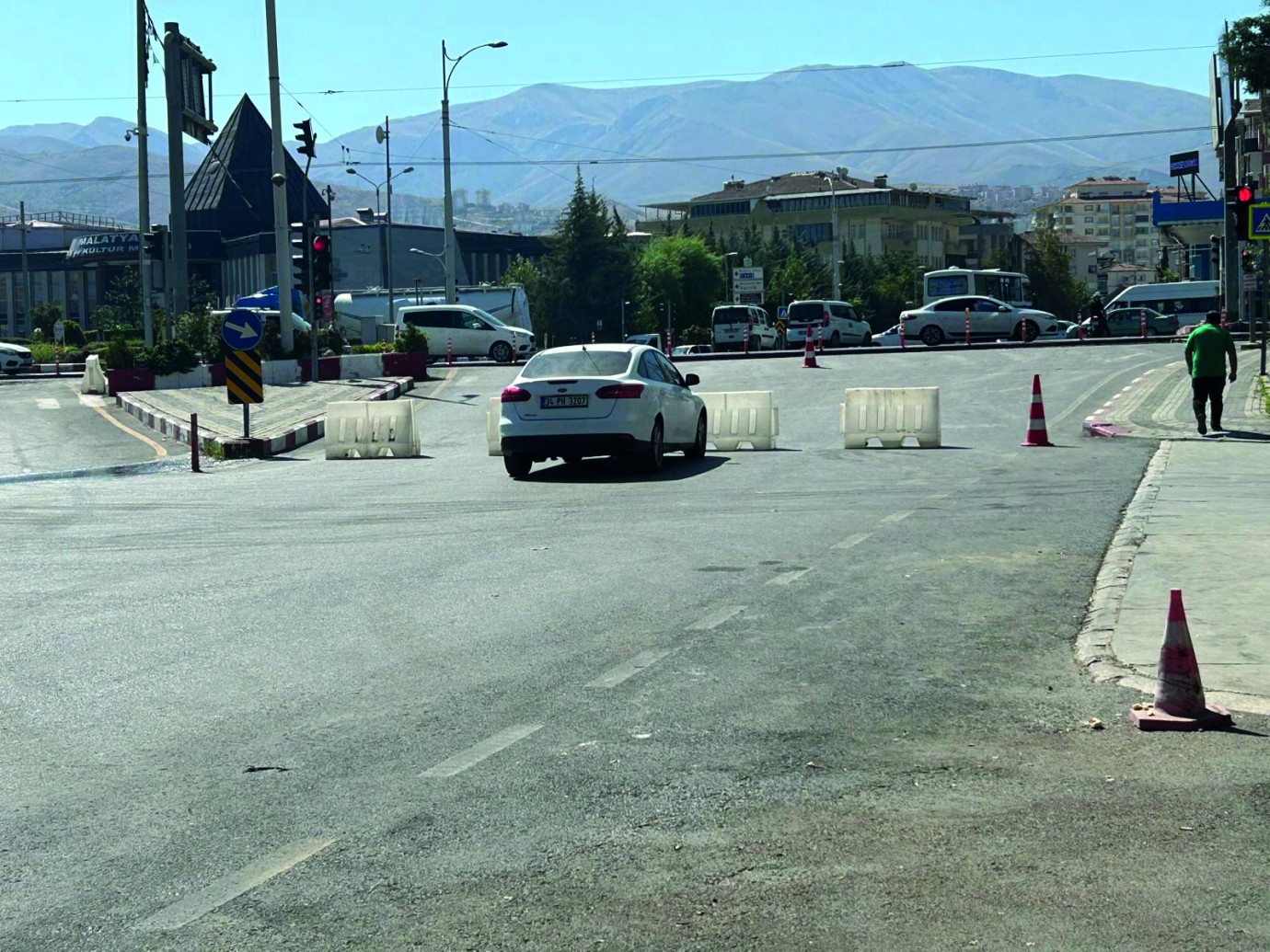 Yol yenileme çalışmaları devam ediyor