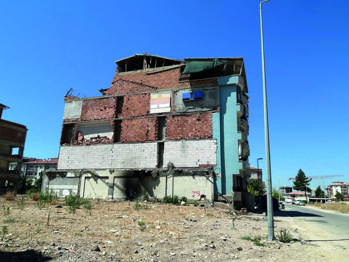 Yıkılan binadan geriye mutfak dolabı kaldı