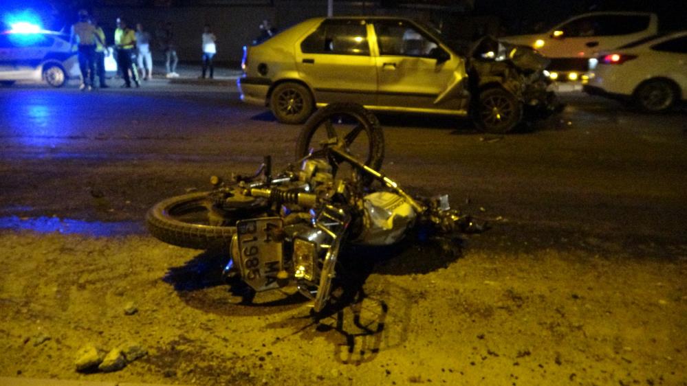 Otomobil ile motosikletin çarpıştığı kaza kamerada
