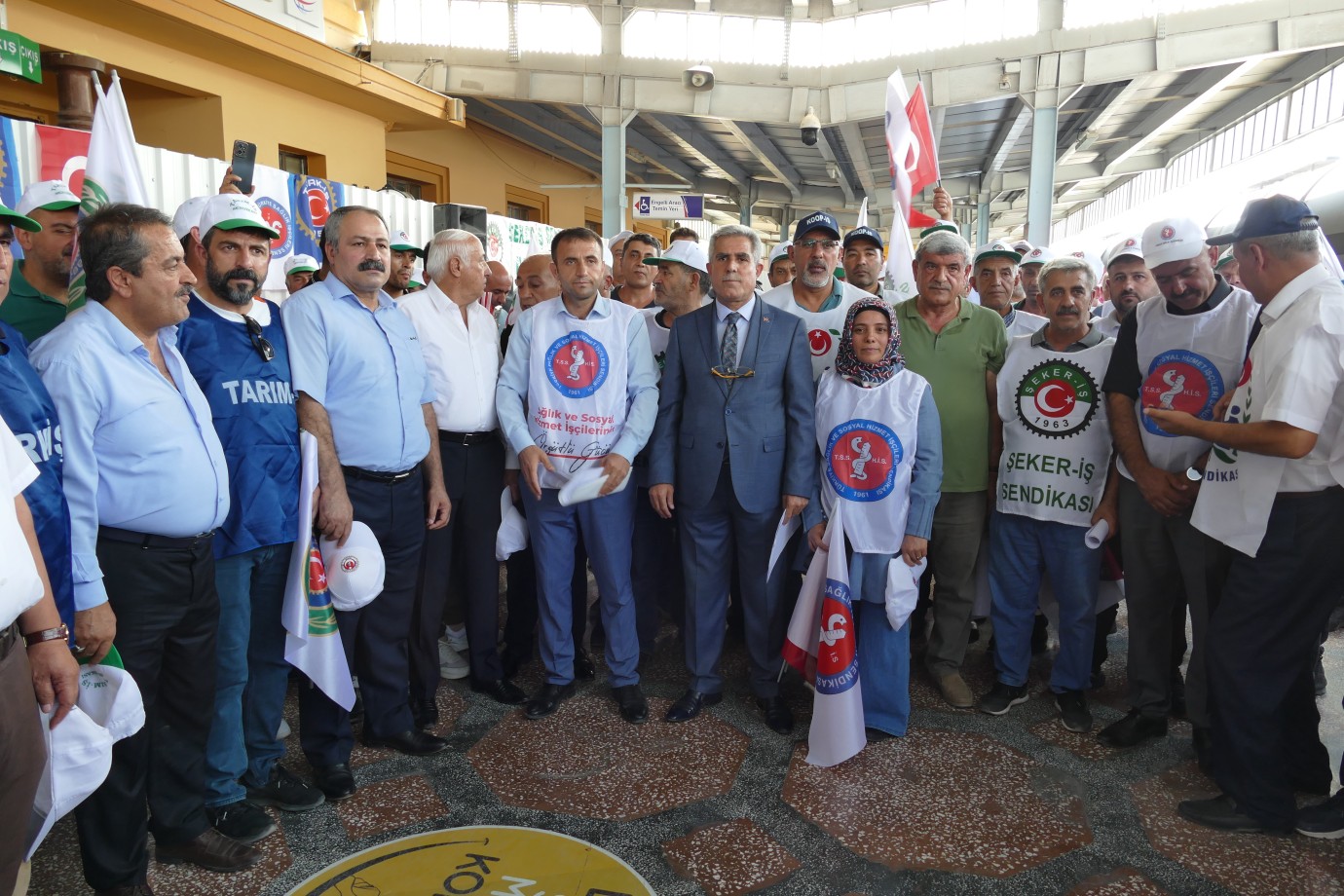Geçim sıkıntısı ‘Eylem’e dönüştü İŞÇİLER MAAŞ BORDROLARINI YAKTI