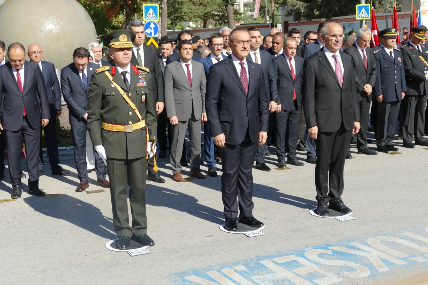 Kutlamalar çelenk sunumu ile başladı