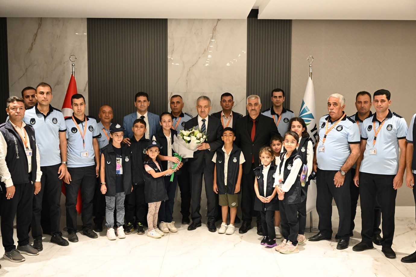 Yeşilyurt'taki minik zabıtalar sevimlilikleriyle dikkat çekiyor