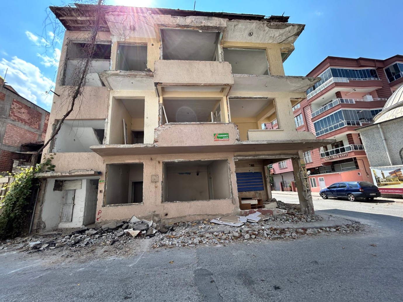Ağır hasarlı binalar tehlike saçıyor
