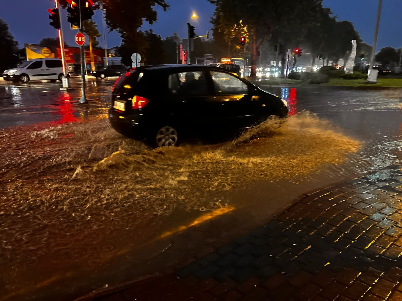 Belediyelerin yetersiz hizmetleri tepki çekti