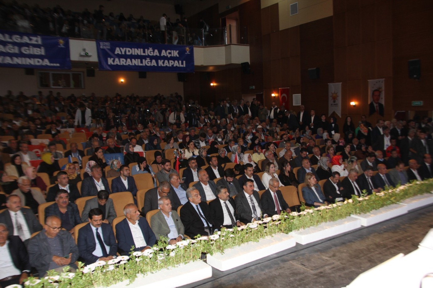 “AK PARTİ’DE SİYASET SADECE HİZMET YARIŞIDIR”