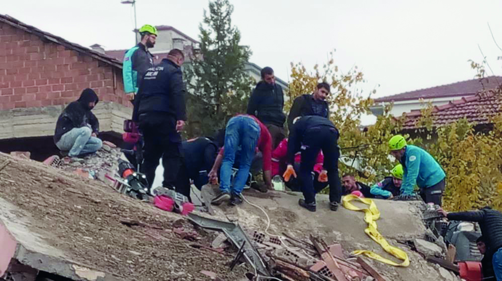 Kepçe operatörü enkaz altında kaldı