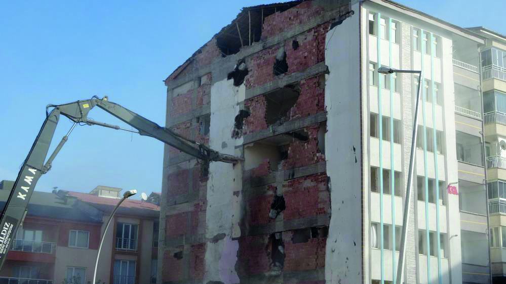 Ağır hasarlı binalar teker teker yıkılıyor