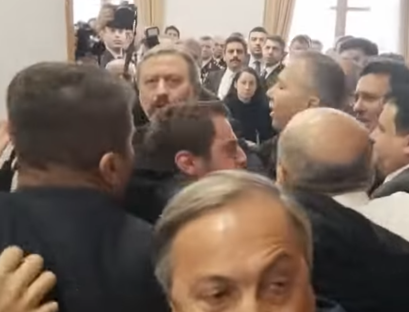 Milletin Temsilcilerine Yakışmayan Arbede!