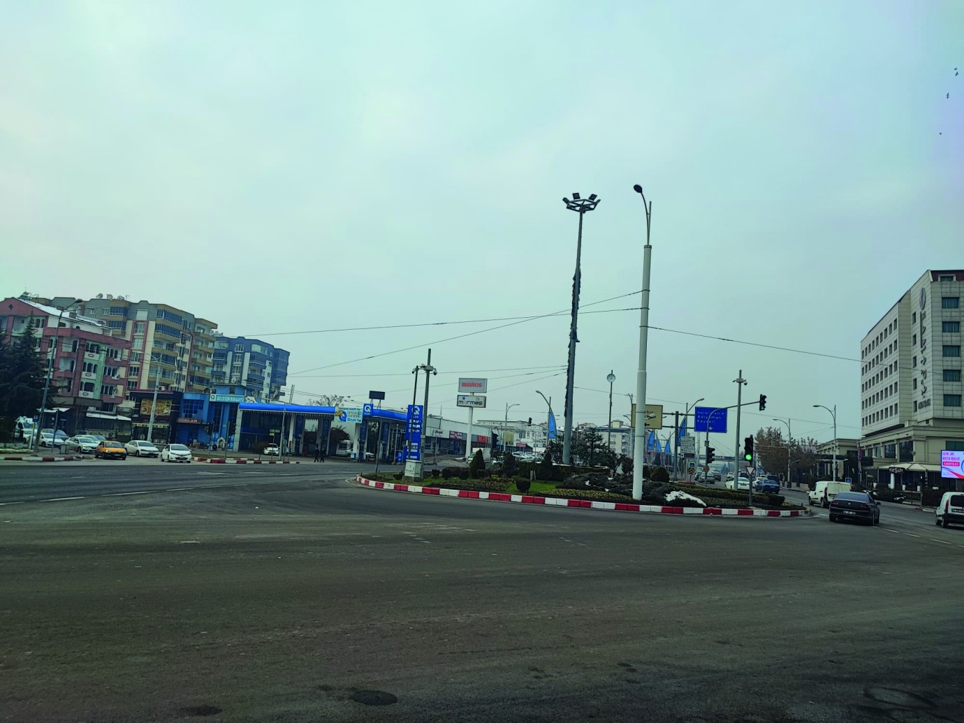 Vatandaşlardan İstasyon Kavşağı’na Bayrak Talebi Emniyet Mensuplarının Selam Vereceği Bayrak Yok!