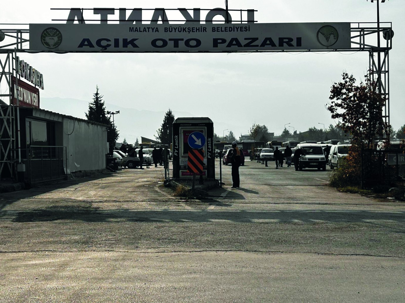 Açık Oto Pazarında Suriyeli yoğunluğu