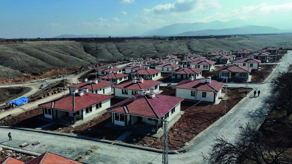 Depremzedeler evlerine kavuşuyor