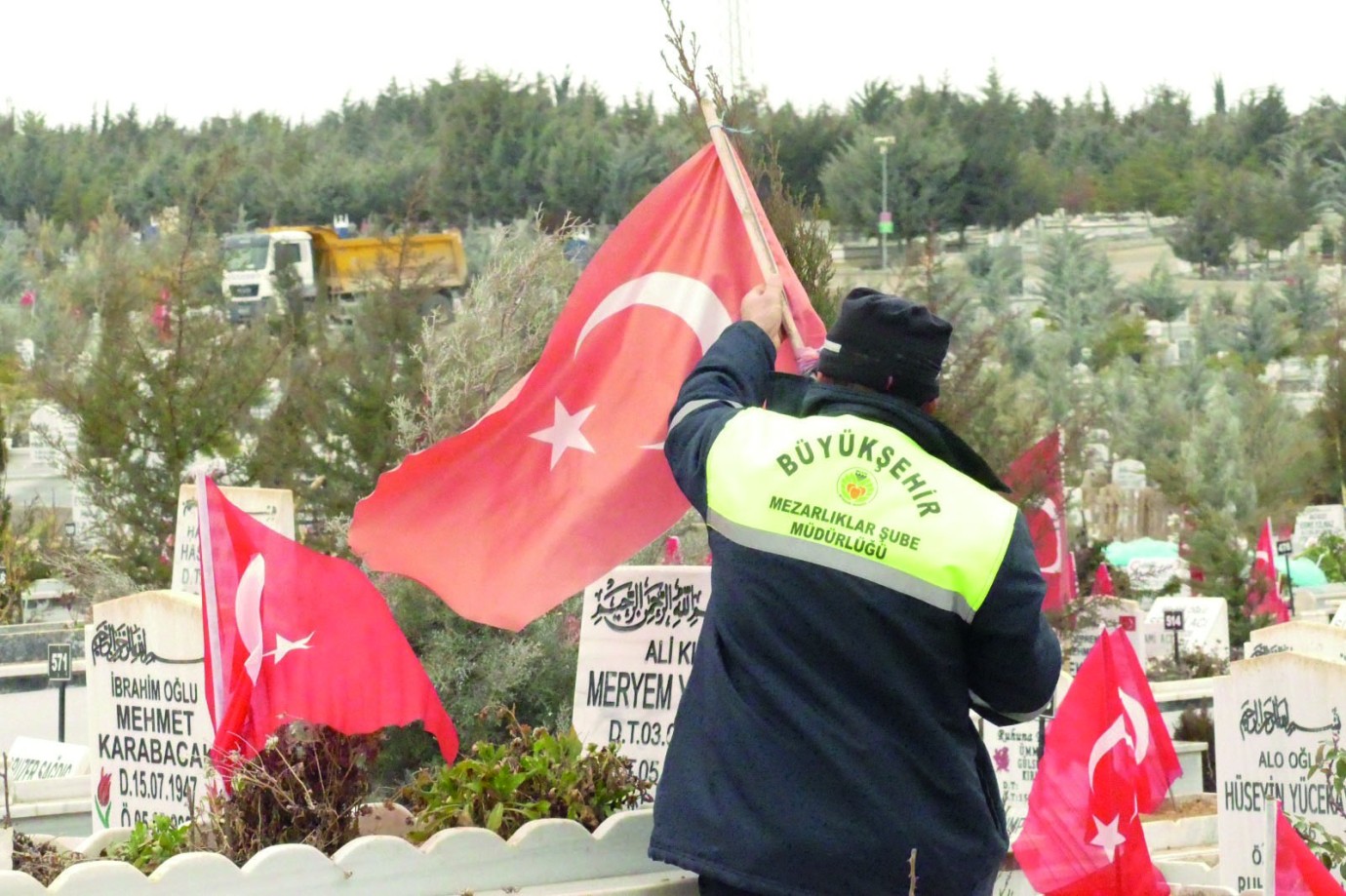 Büyükşehirden depremzedelere saygı duruşu