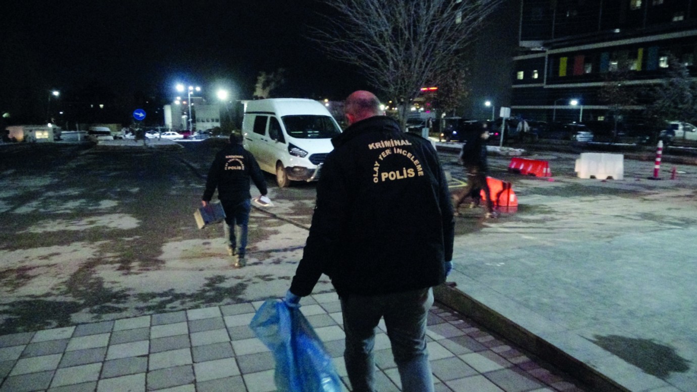 Pencereden girdi husumetlisini yaralayıp kaçtı
