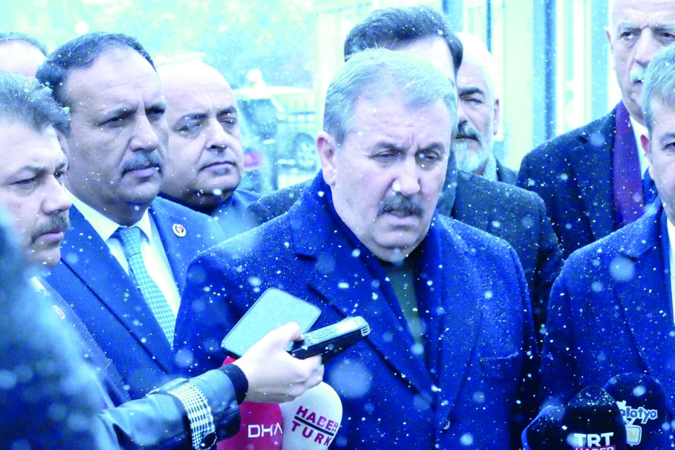 Hükümet eleştirisi ahlaksızlığa dönüşmemeli