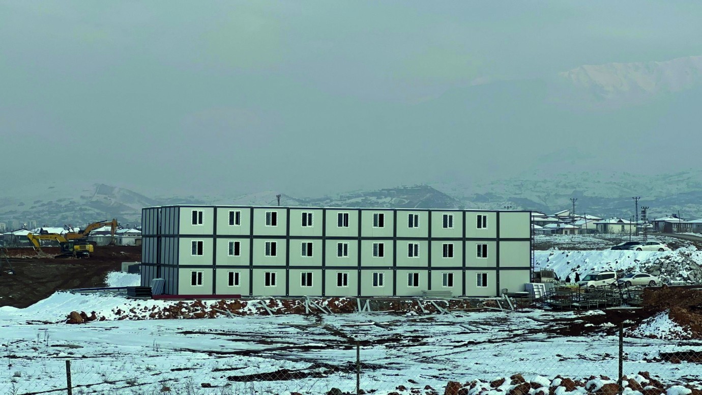 Mahalle sakinleri mağduriyetini paylaşıyor