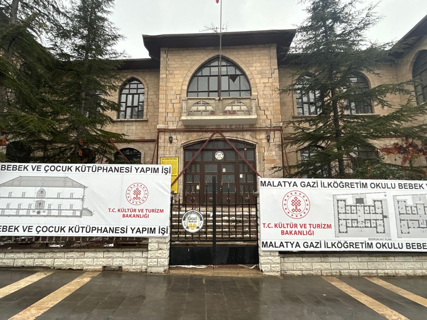 Depremlerde hasar gören tarihi okul çocuklar için kitaplarla yeniden hayat buluyor