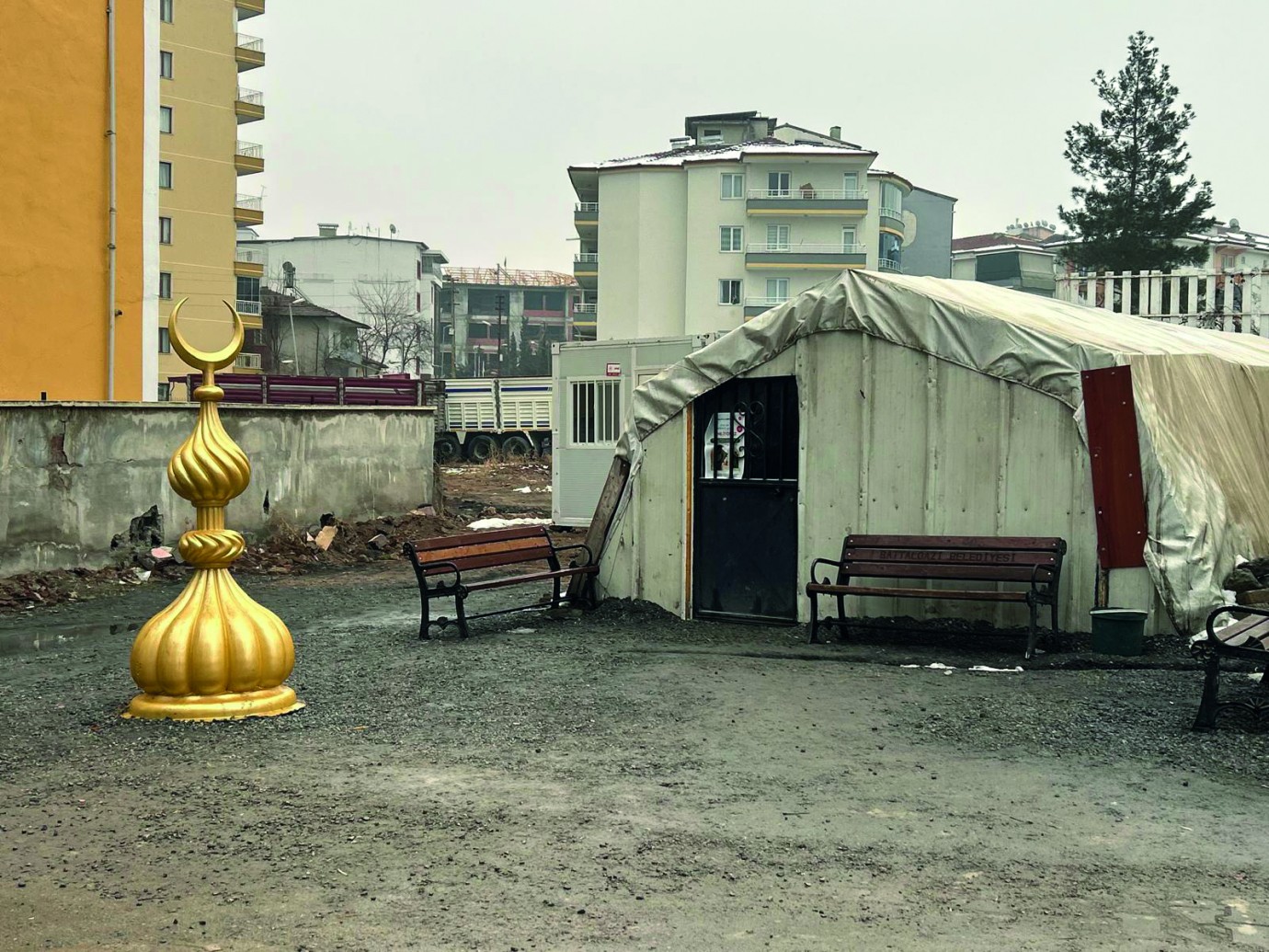 Camisiz kalan cemaat çadırda namaz kılıyor