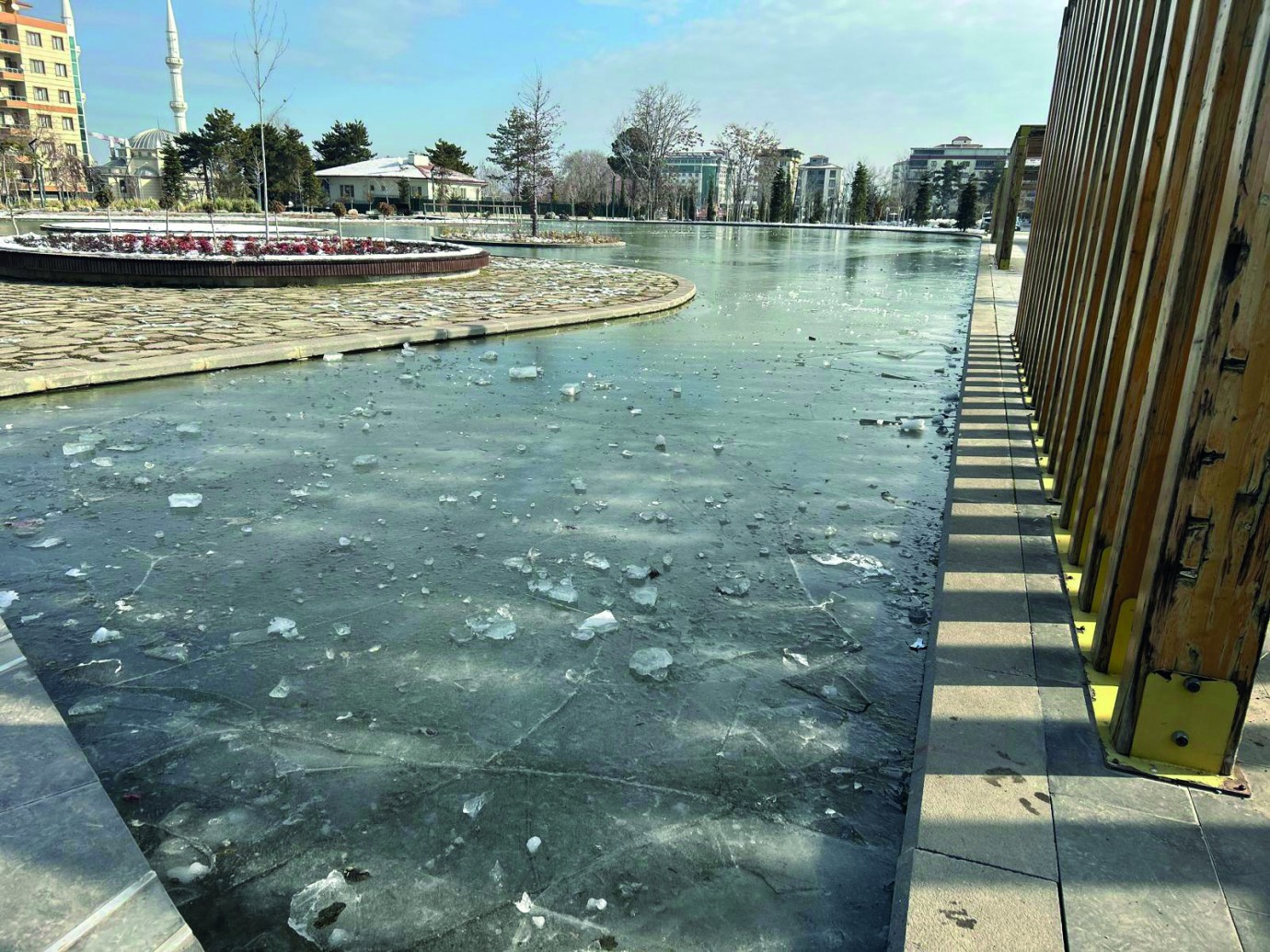 Malatya’da süs havuzları buz tuttu