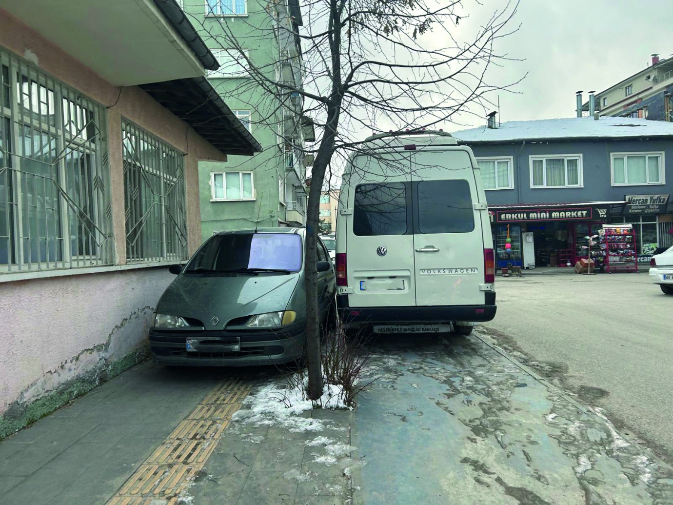 Kaldırıma Park Edilen Araçlar Tepkilere Neden Oluyor