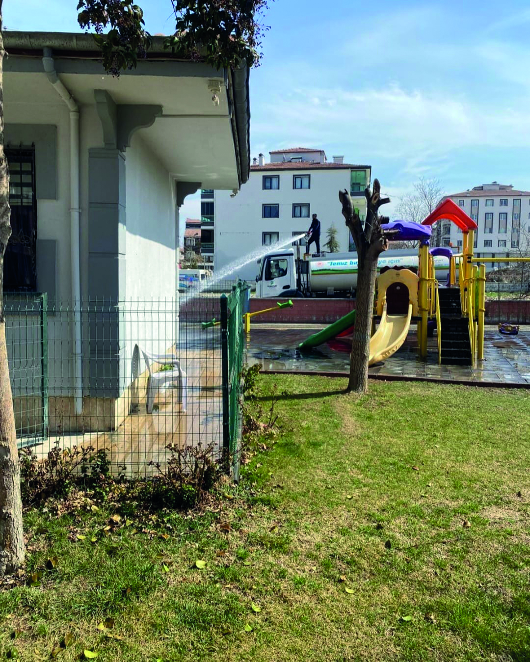 Parklar çocuklar için temizleniyor 