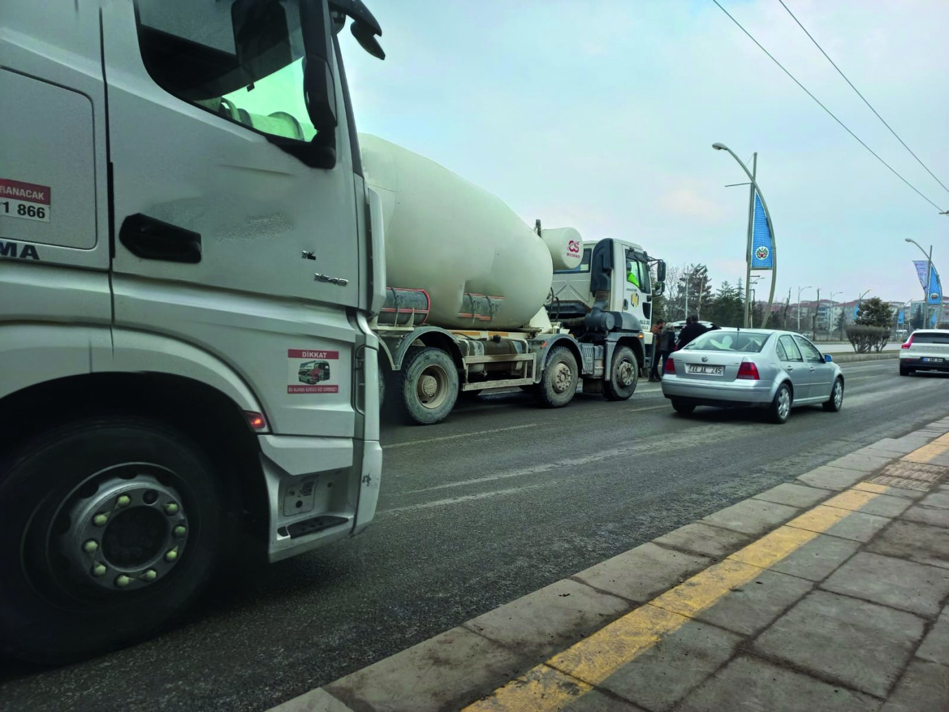 Ağır İş Makineleri Trafiği Felç Ediyor 