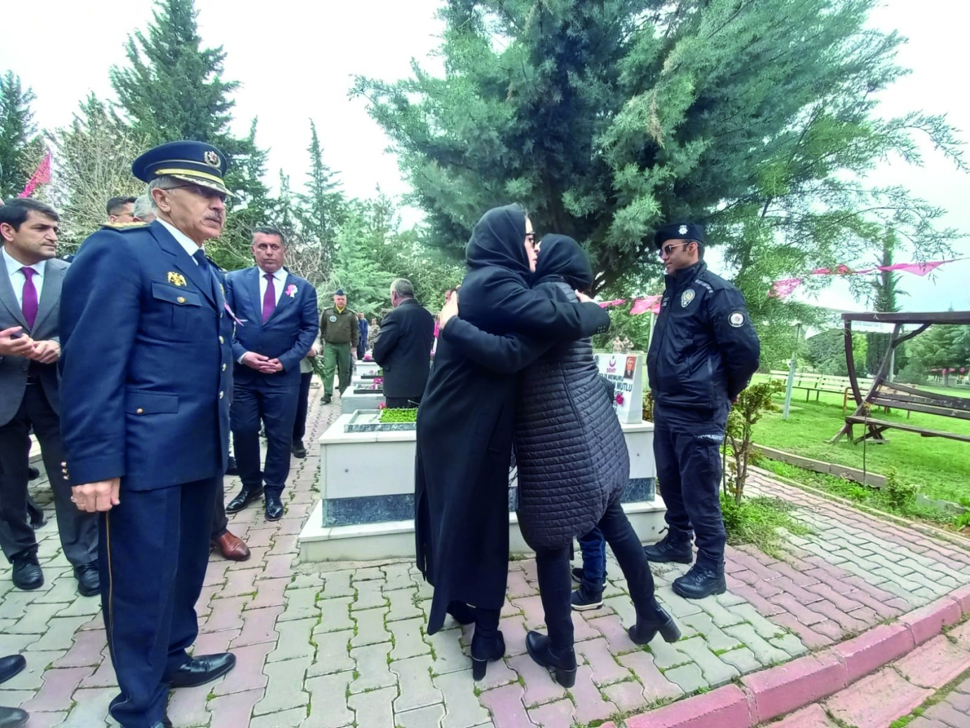 Boğazlar düğümlendi söylenecek söz kalmadı