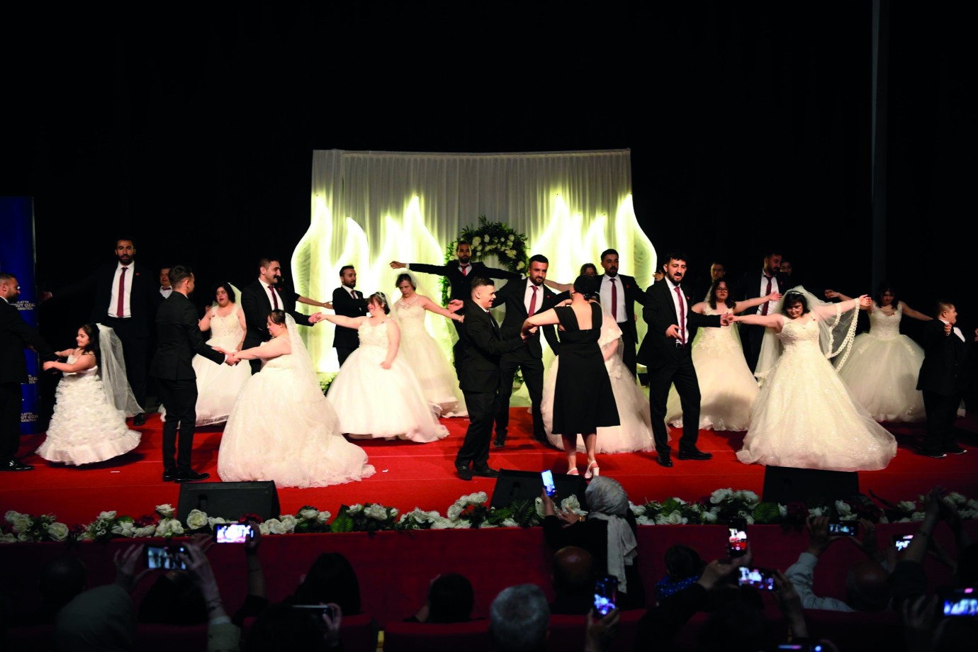 Bir günlüğüne gelin ve damat oldular