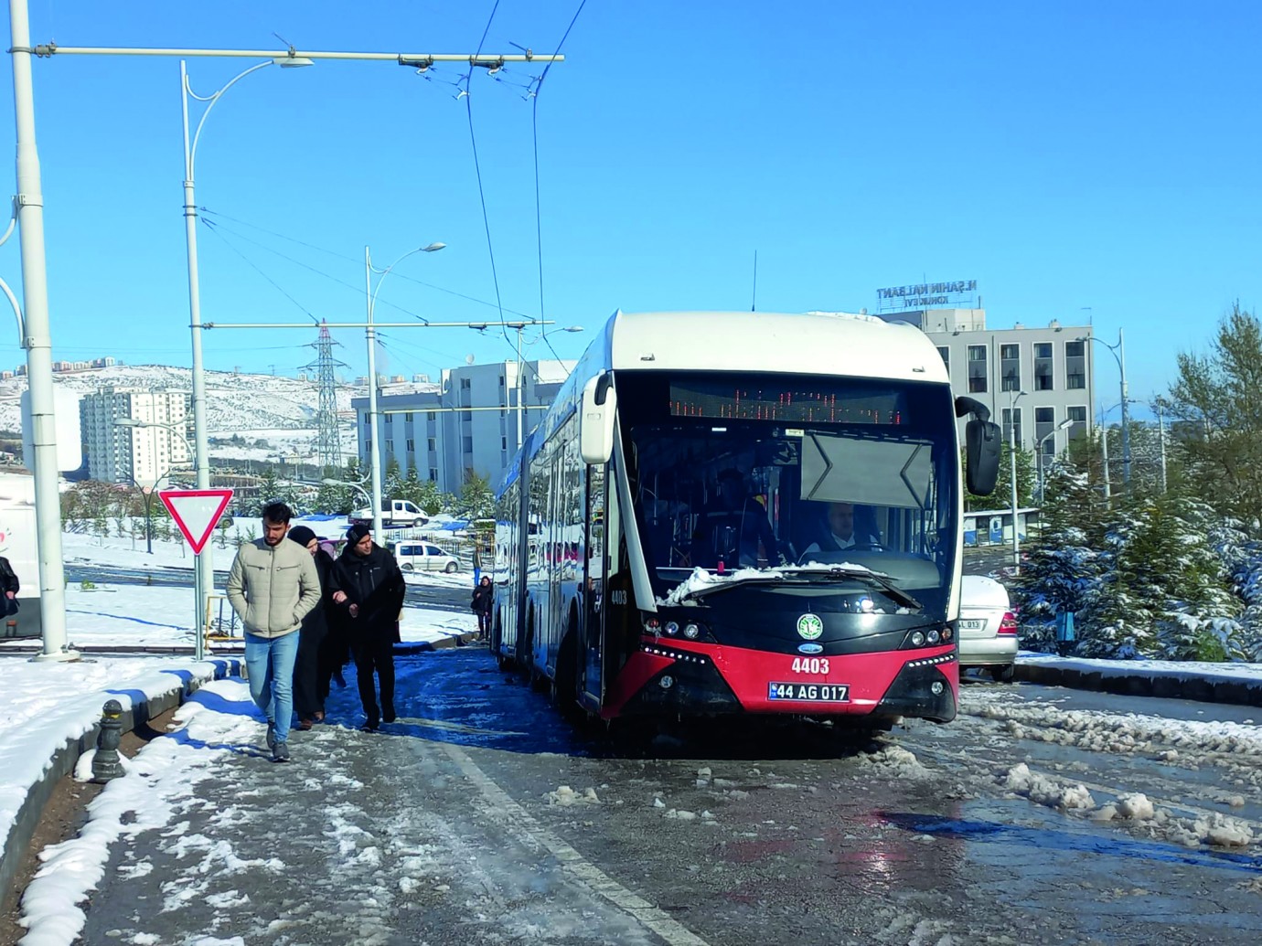 Trambüs ulaşımına kar engeli