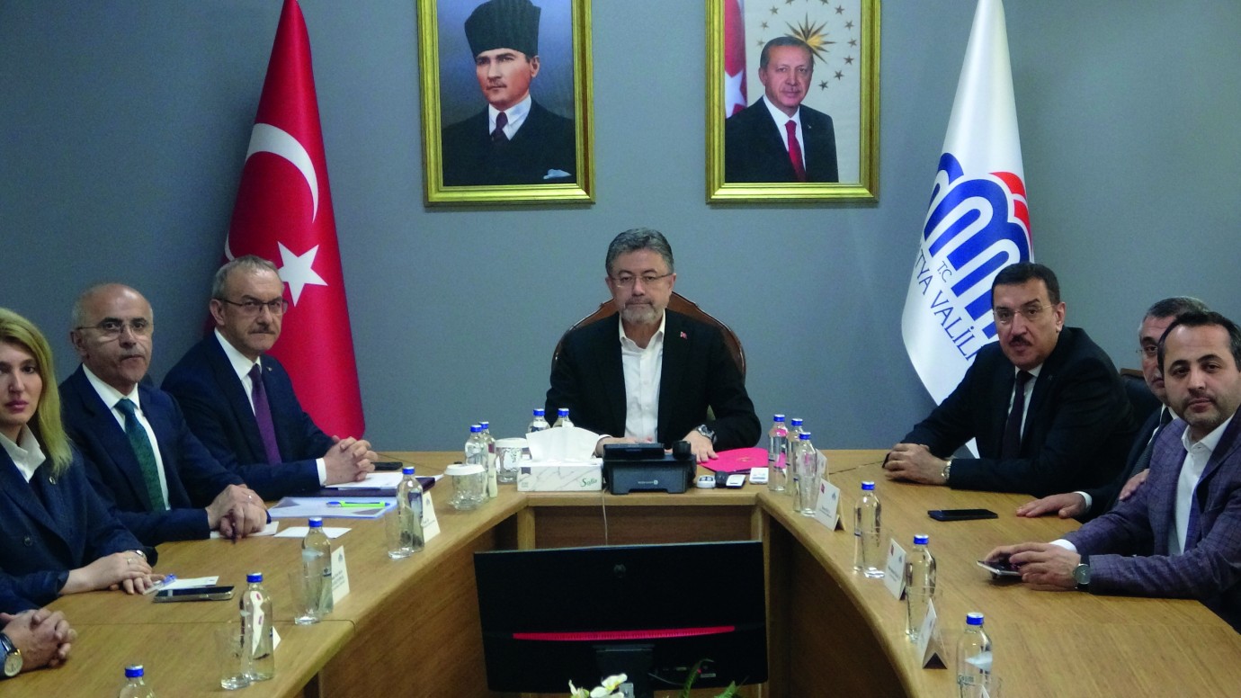 Bakan Yumaklı zirai don için düzenlenen toplantıya katıldı 