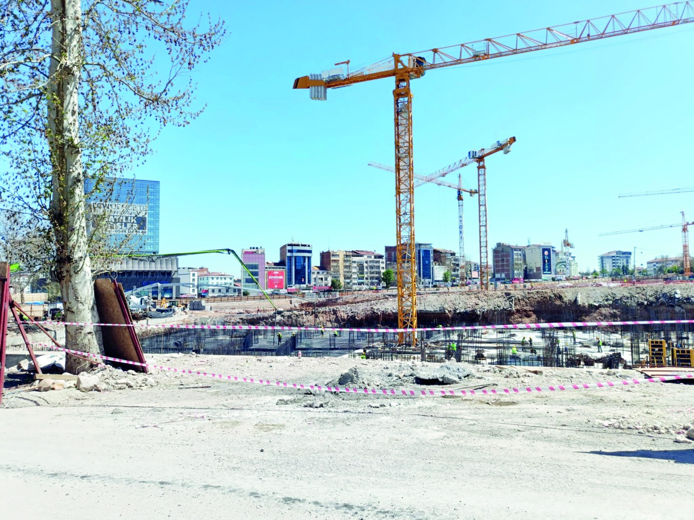 Fuzuli Caddesi’nde Yeniden Yapım Çalışmaları Sürüyor