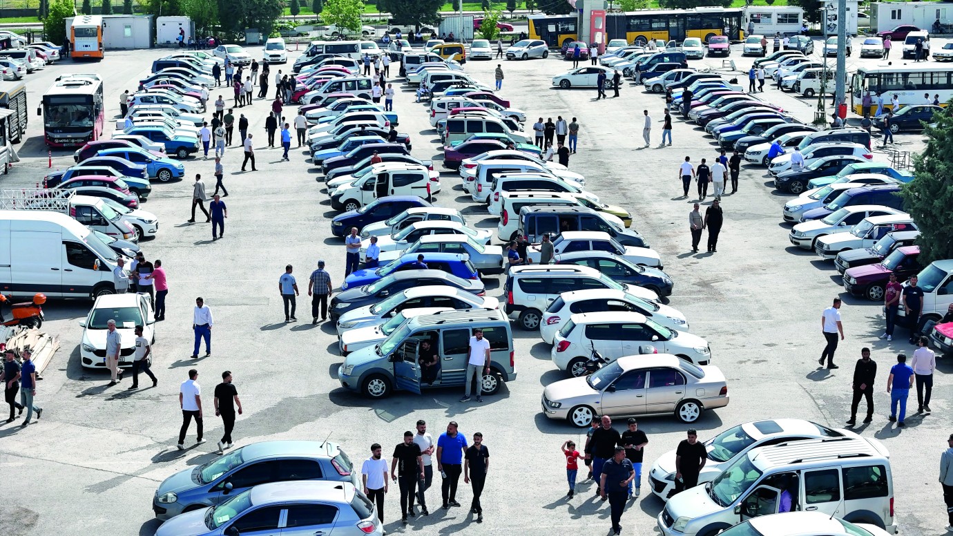 Açık Oto Pazarı'nda yüzler gülmüyor 