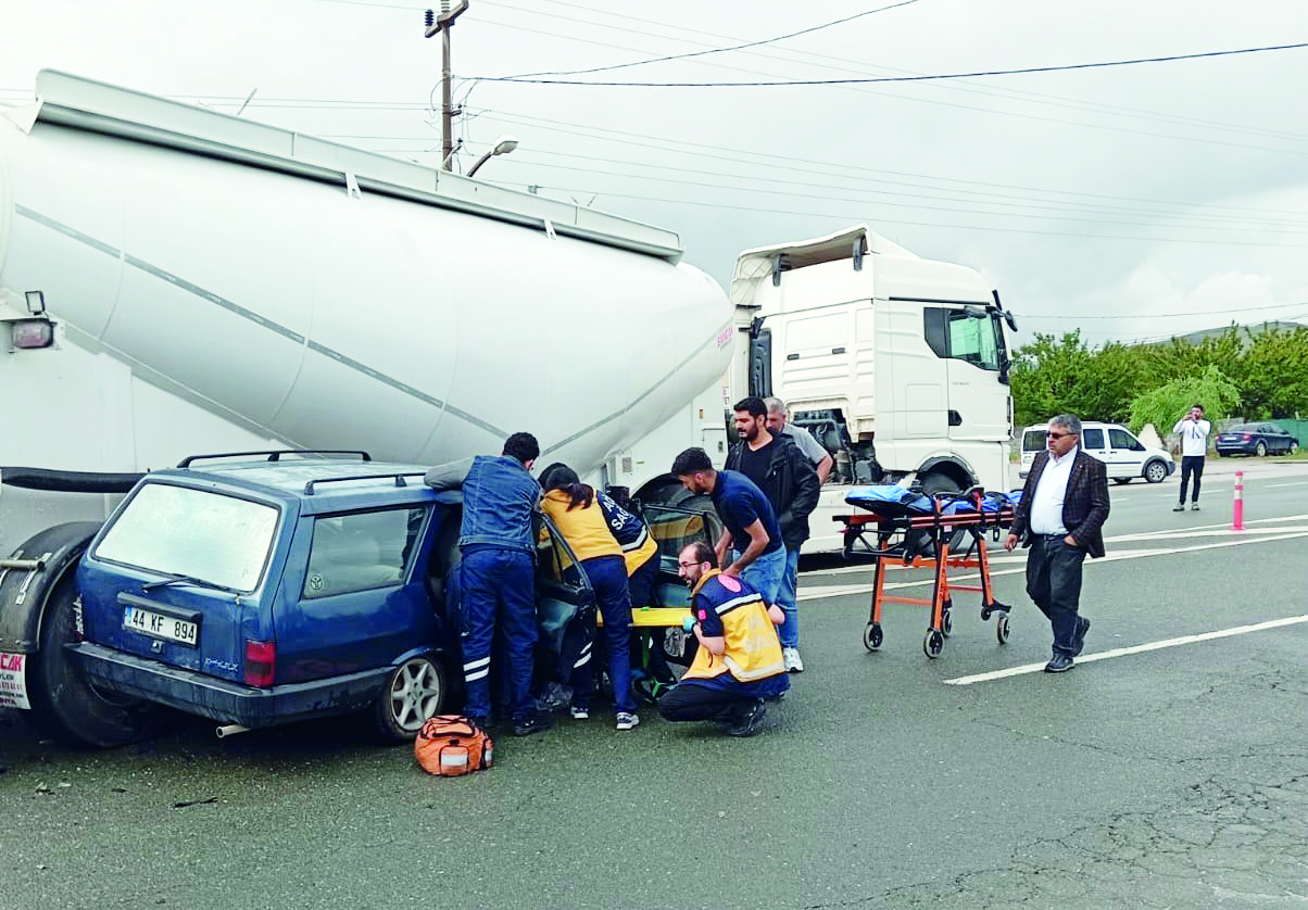Kale’de Silobas ile otomobil çarpıştı