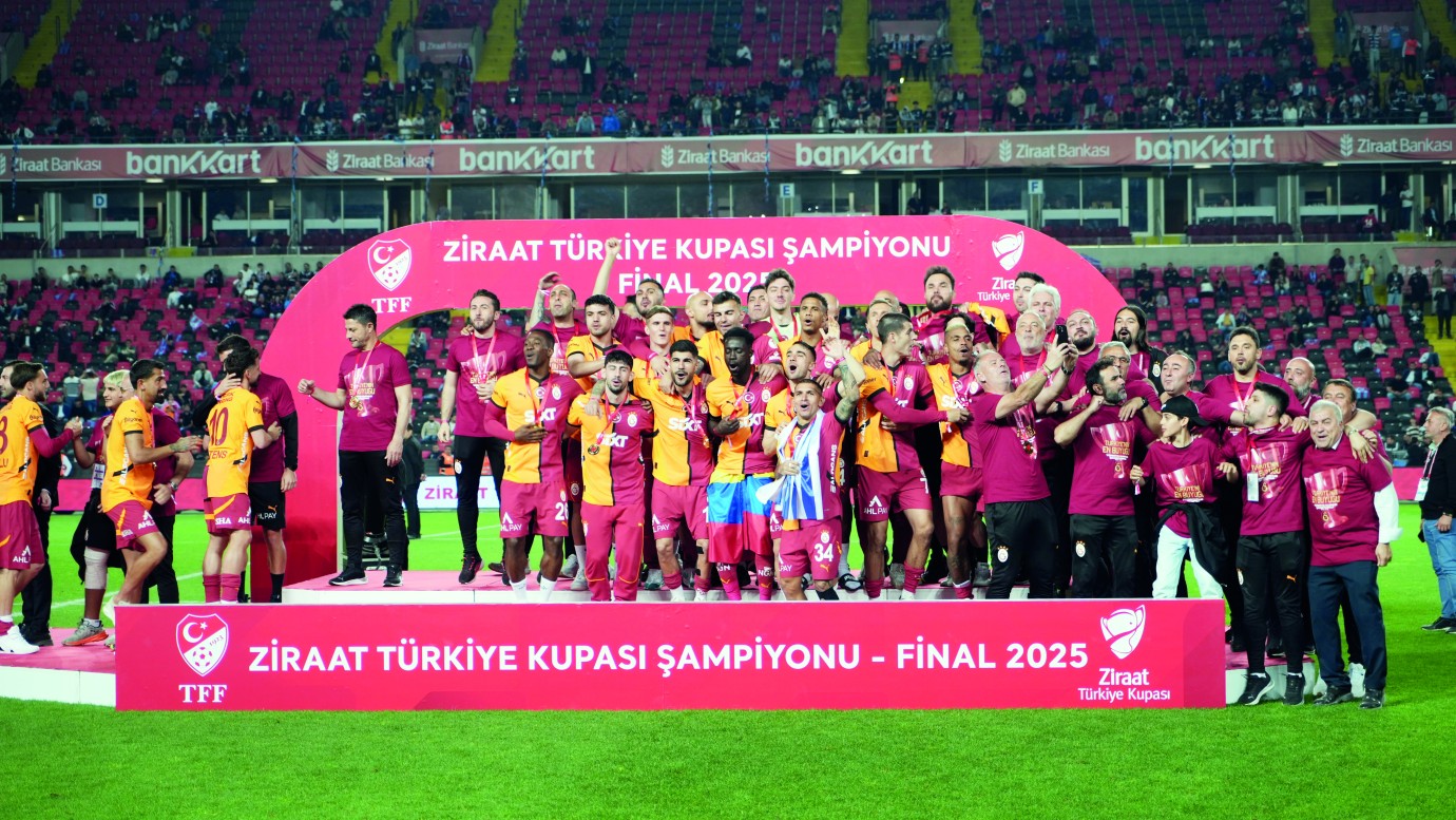 Galatasaray Türkiye Kupası’nı kaldırdı, coşku zirveye ulaştı
