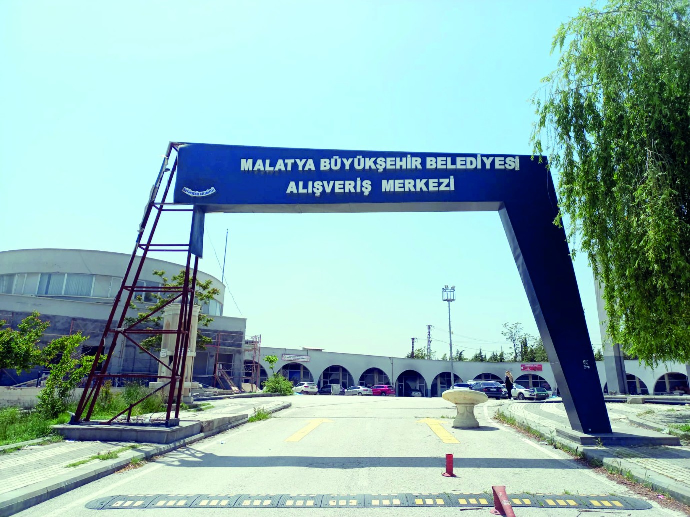 Belediyeye ait alışveriş merkezi taşınma belirsizliğinden dert yandı