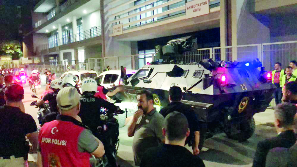 Olaylı maçta hakem ve futbolcular zırhlı araçlarla stattan ayrıldı