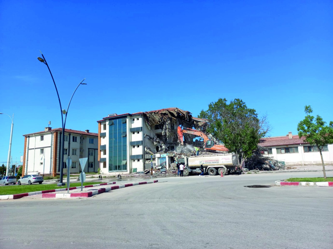 Yeşilyurt Belediyesi’nin eski hizmet binası yıkıldı
