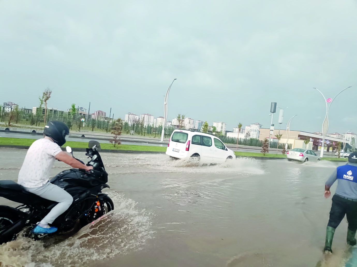 Altyapı yıkıldığı gibi kalmış!