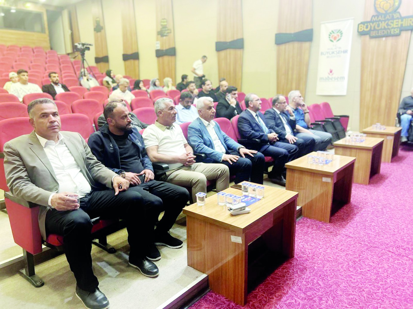 Büyükşehrin çelişkili konferansına düşük katılım