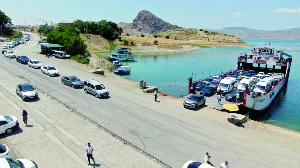 Elazığ-Pertek feribotlarında bayram yoğunluğu