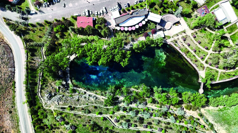 Gökpınar Gölü, turkuaz tonu ile herkesi hayran bırakıyor