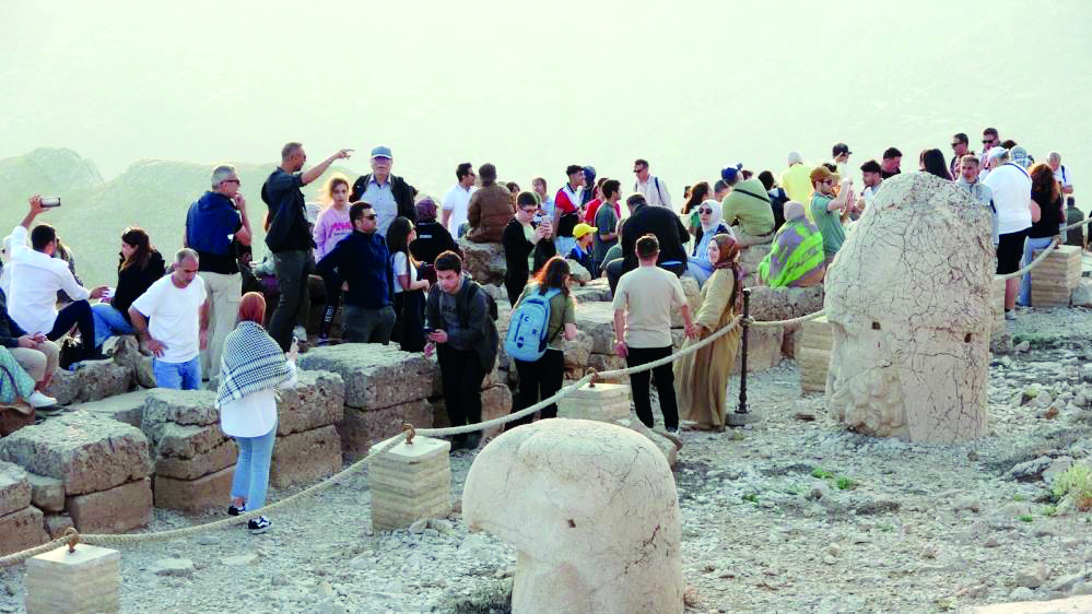 Binlerce turist Nemrut Dağı’na akın etti