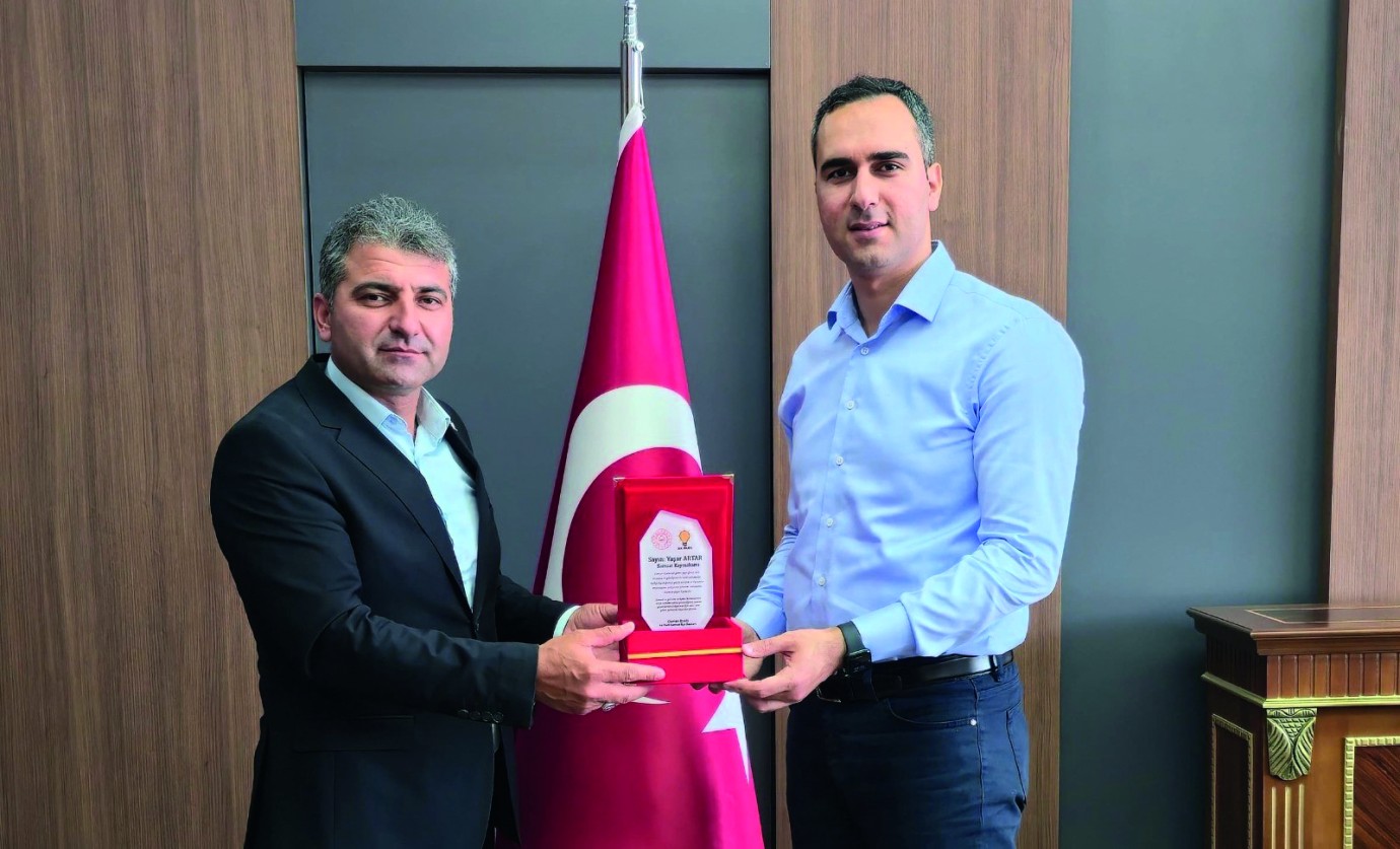 Kaymakam Artar, plaket ile uğurlandı
