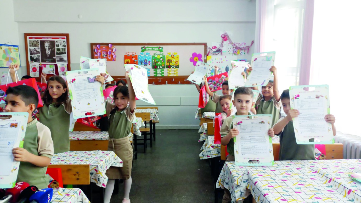 150 bin 393 öğrenci karne heyecanı yaşadı