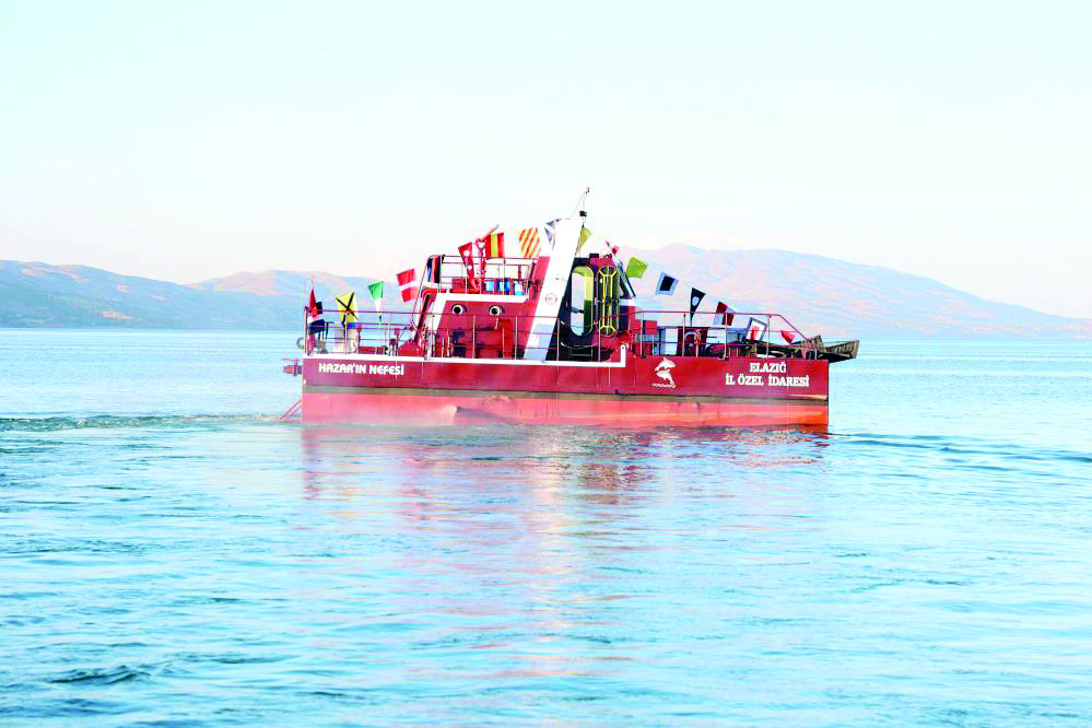 Hazar Gölü temizliği için ilk adım atıldı