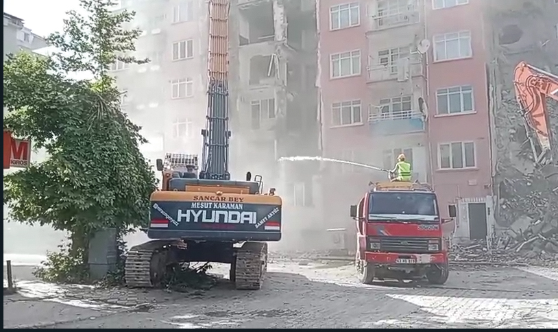 Malatya’da binalarda yıkımlar sürüyor