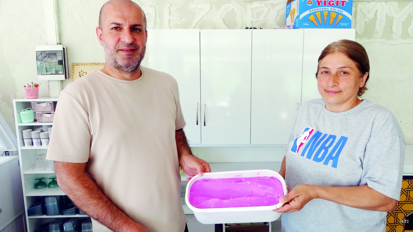 Tescilli Mor Reyhan bu kez dondurma oldu